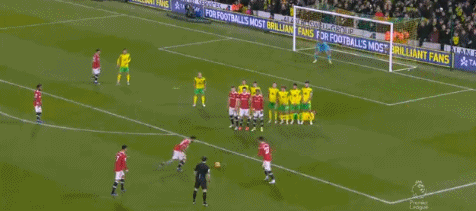 特莱斯任意球射门被扑出