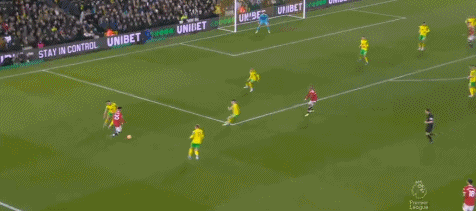 拉什福德射门稍稍偏出