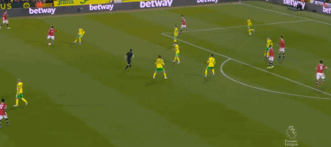 马奎尔头球攻门被扑出