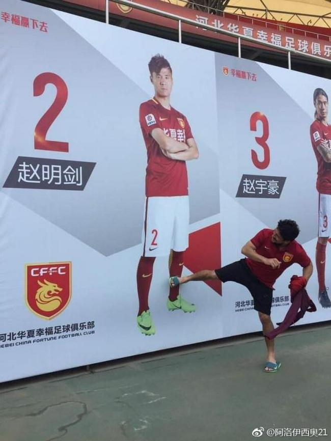 与中国队友打成一片