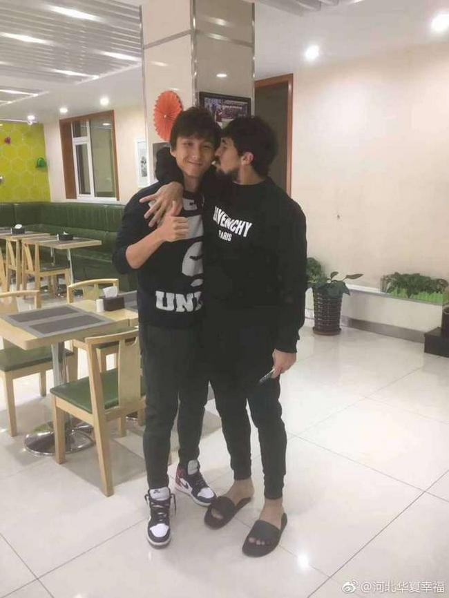 同尹鸿博“关系亲密”