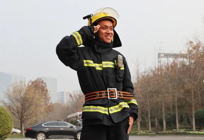 队员张弛参加公益活动